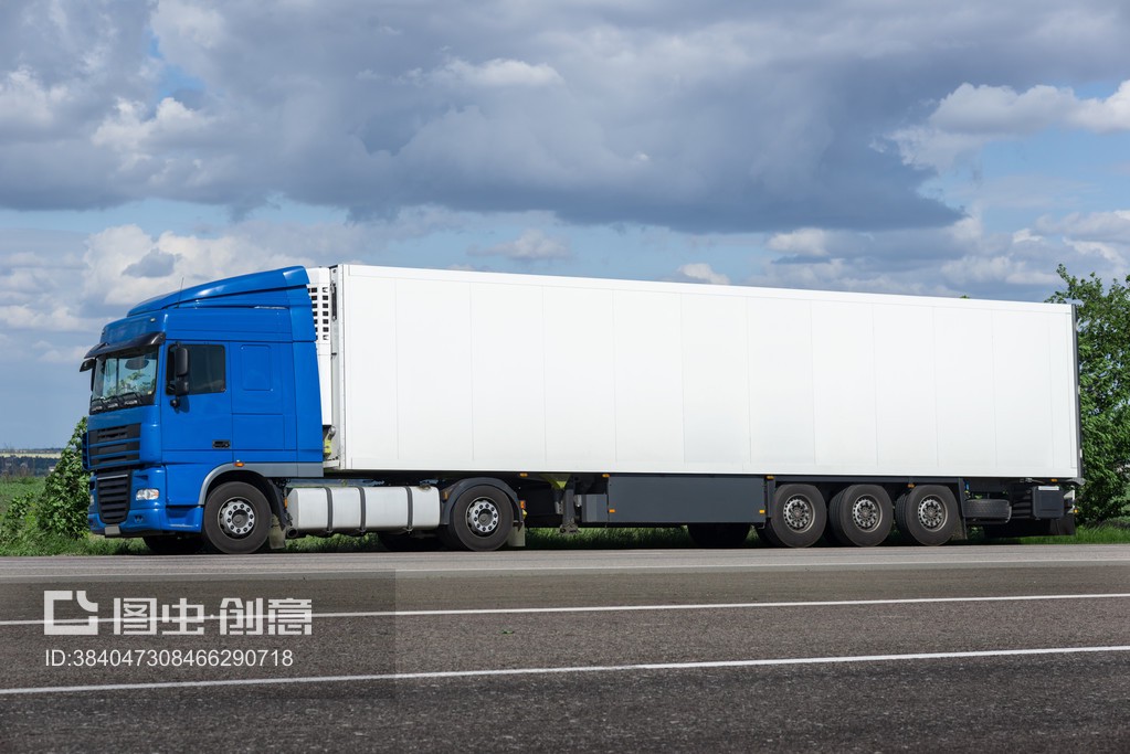 公路上的白色卡車 集裝箱道路運(yùn)輸?shù)默F(xiàn)代脈動