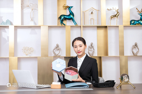 前臺(tái)服務(wù)人員展示禮盒 攝影服務(wù)